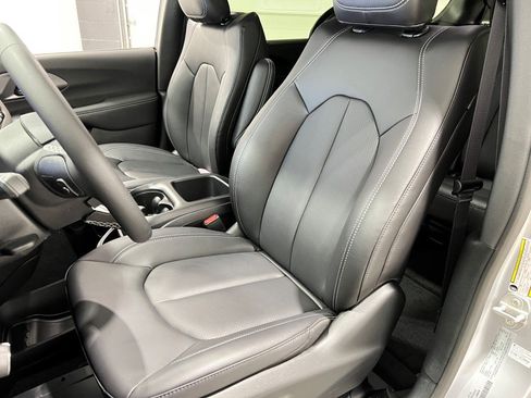 New 2026 Chrysler Voyager LX image 9
