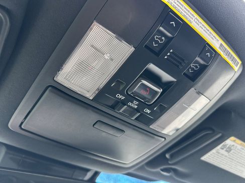 Used 2023 Lexus GX 460 Premium w/ Premium Package image 23