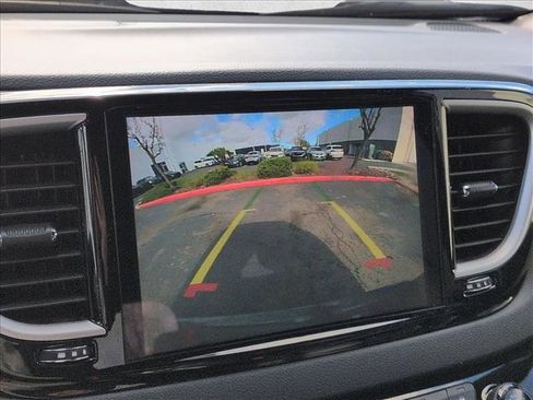 Used 2025 Chrysler Pacifica Select image 8