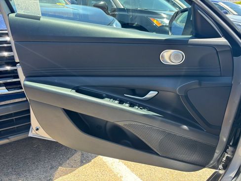 Used 2025 Hyundai Elantra SEL FWD image 18