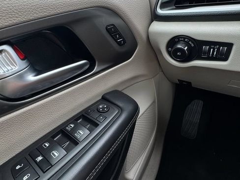 Used 2023 Chrysler Pacifica Touring-L FWD image 14