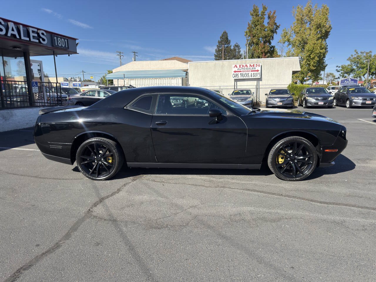 Used 2016 Dodge Challenger R/T w/ Driver Convenience Group RWD image 2