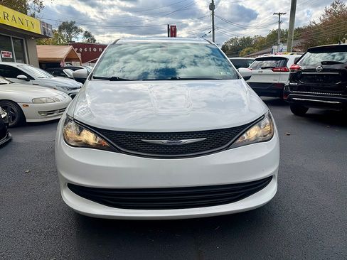 Used 2020 Chrysler Voyager L FWD image 2