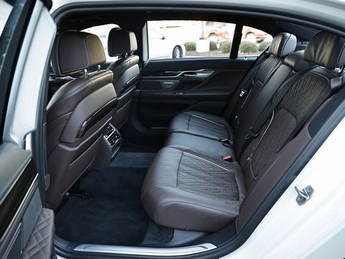 Used 2022 BMW 750i xDrive w/ Luxury Rear Seating Package image 28