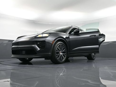 Certified 2025 Porsche Macan Electric RWD image 39