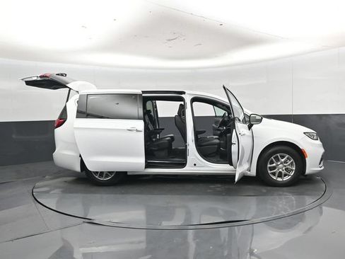 Used 2026 Chrysler Pacifica Select FWD image 56
