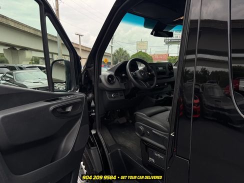 Used 2019 Mercedes-Benz Sprinter 2500 image 16