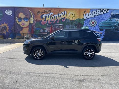 Used 2024 Jeep Compass Latitude AWD/4WD image 2