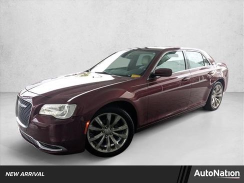 Used 2017 Chrysler 300 Limited image 1