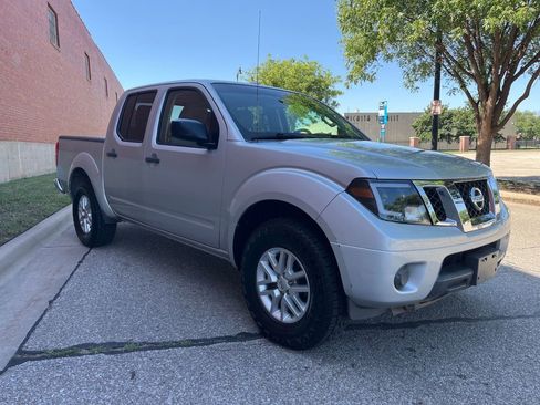 Used 2015 Nissan Frontier SV AWD/4WD image 3