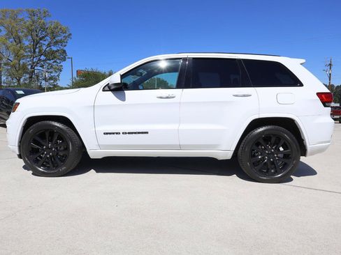Used 2018 Jeep Grand Cherokee Altitude RWD image 3