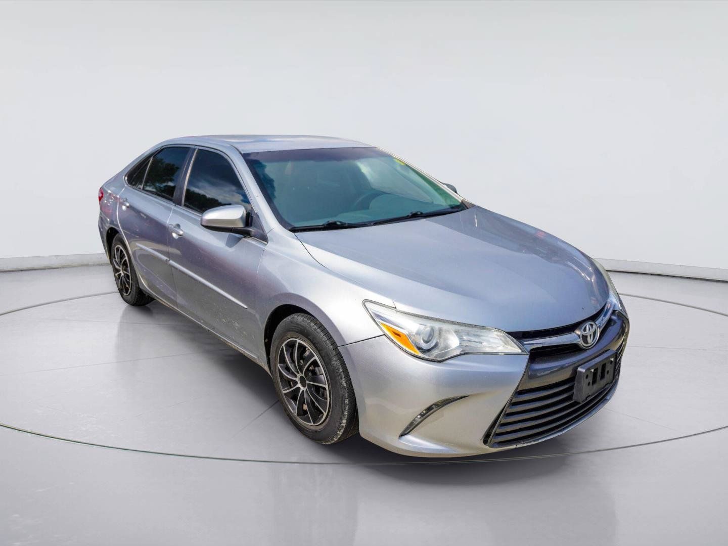 Used 2015 Toyota Camry LE FWD image 2