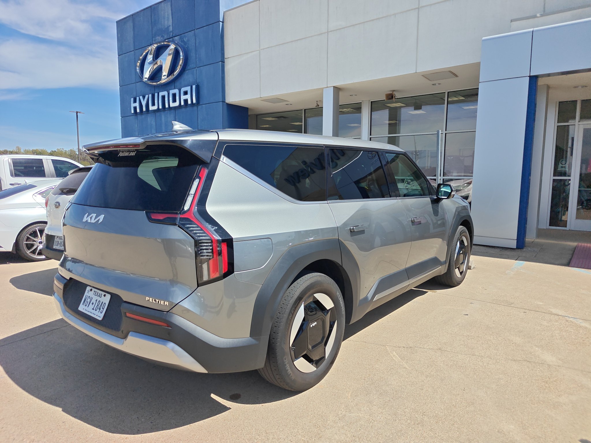 Used 2024 Kia EV9 Light Long Range RWD image 3