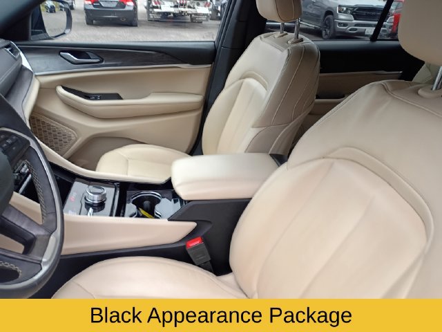 Used 2023 Jeep Grand Cherokee Limited w/ Black Appearance Package AWD/4WD image 12