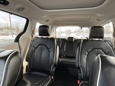 Used 2022 Chrysler Pacifica Limited image 27
