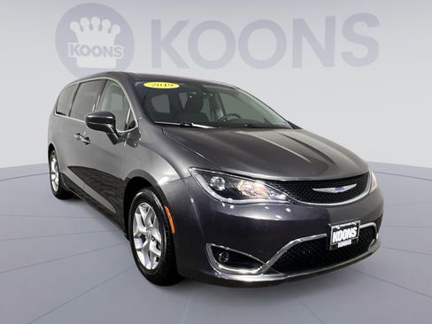 Used 2019 Chrysler Pacifica Touring Plus w/ Tire & Wheel Group FWD image 2