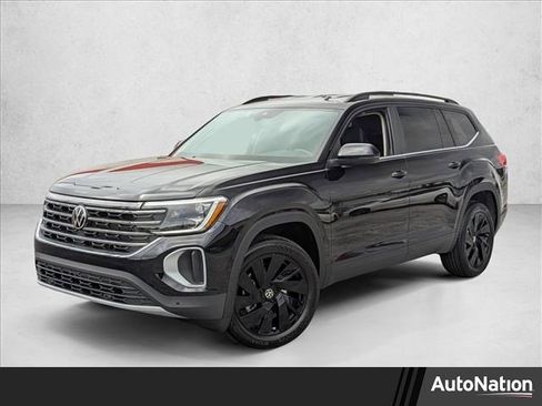 Used 2025 Volkswagen Atlas SE image 1