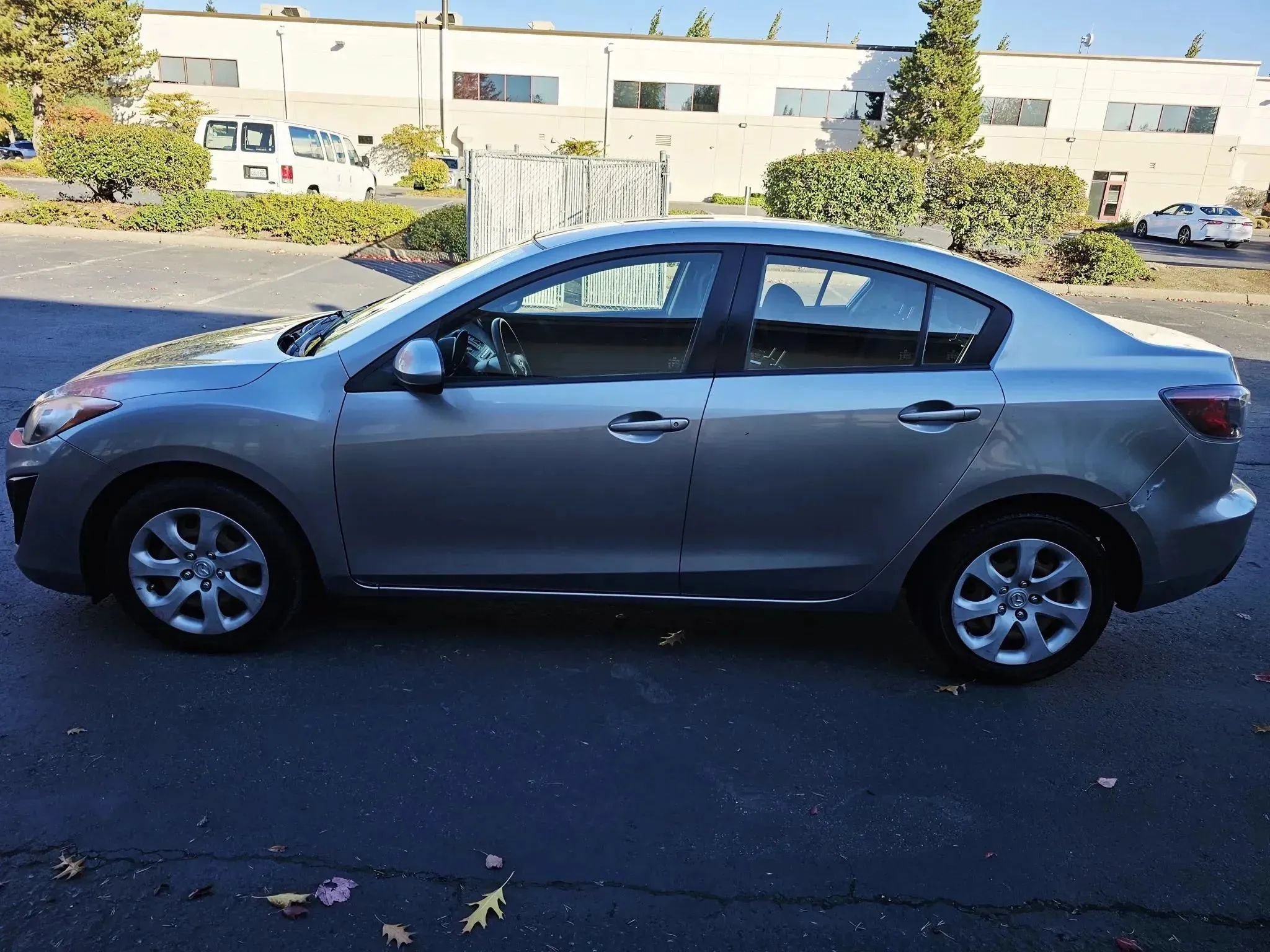 Used 2010 MAZDA MAZDA3 i Sport FWD image 2