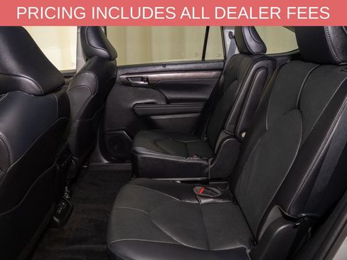 Used 2023 Toyota Highlander Limited FWD image 10