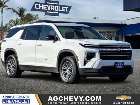 Used 2025 Chevrolet Traverse LT FWD image 1