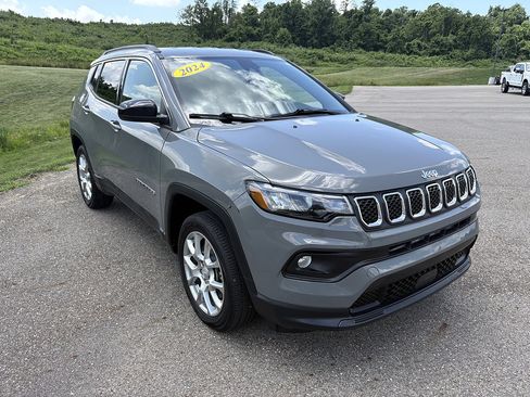 Used 2024 Jeep Compass Latitude AWD/4WD image 7