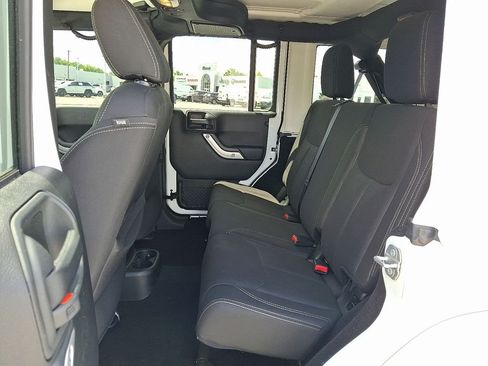 Used 2017 Jeep Wrangler Unlimited Sahara w/ Connectivity Group AWD/4WD image 11