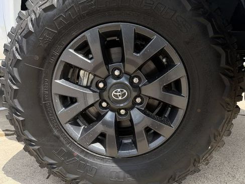 Certified 2022 Toyota Tacoma SR5 AWD/4WD image 9