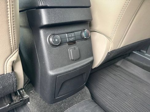 Used 2018 Ford Explorer XLT w/ Equipment Group 202A AWD/4WD image 8