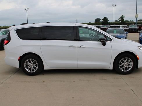 Used 2025 Chrysler Pacifica Select FWD image 4