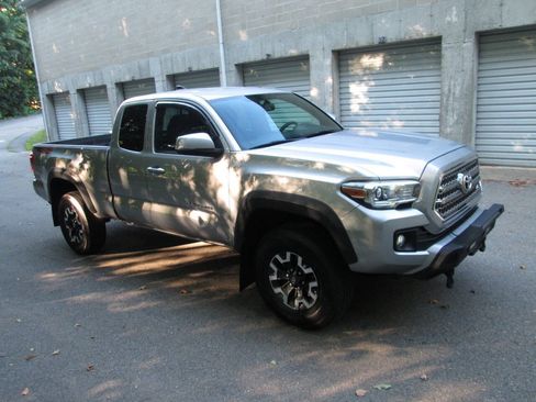 Used 2016 Toyota Tacoma TRD Off-Road w/ Premium & Technology Package AWD/4WD image 4