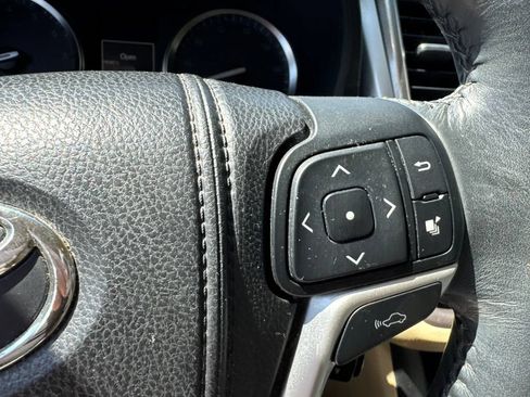 Used 2014 Toyota Highlander Limited w/ Driver Technology Package FWD image 31