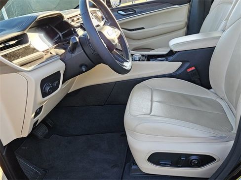 Used 2023 Jeep Grand Cherokee Limited w/ Luxury Tech Group II image 3