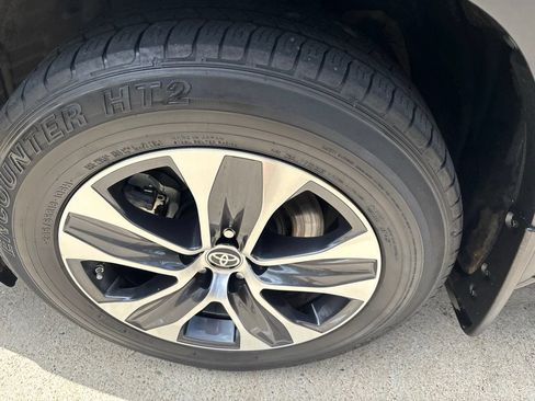Used 2022 Toyota Highlander XLE FWD image 17