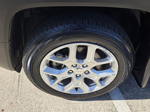 Used 2018 Jeep Renegade Latitude image 9