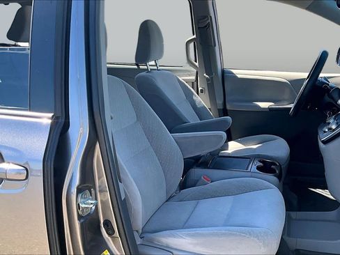 Used 2018 Toyota Sienna LE FWD image 8