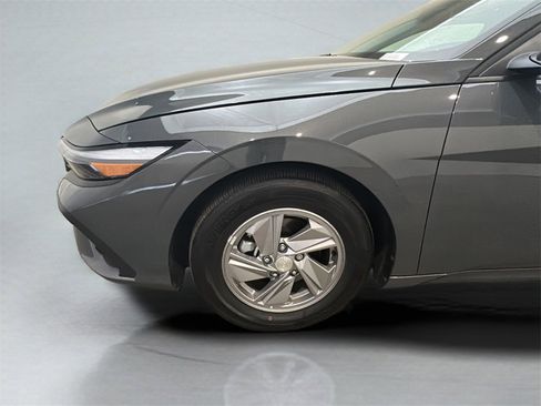 Certified 2025 Hyundai Elantra SE image 3