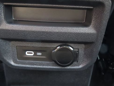 Used 2023 Volkswagen Tiguan SE w/ Panoramic Sunroof Package FWD image 30