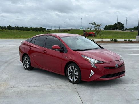 Used 2017 Toyota Prius Four Touring FWD image 2