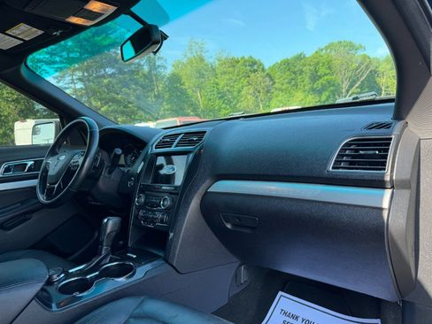 Used 2017 Ford Explorer XLT w/ Equipment Group 202A AWD/4WD image 21