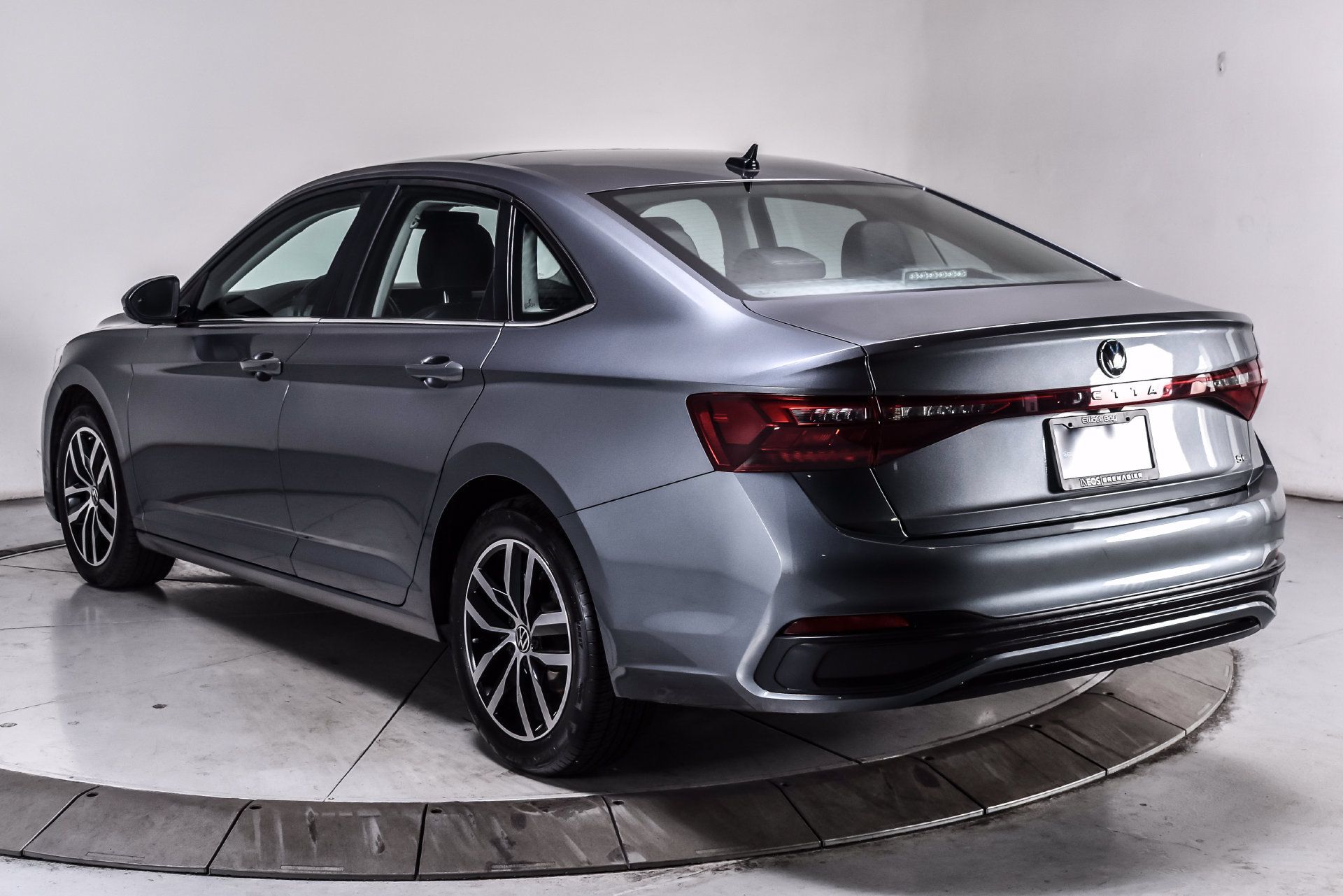 Used 2025 Volkswagen Jetta SE FWD image 4