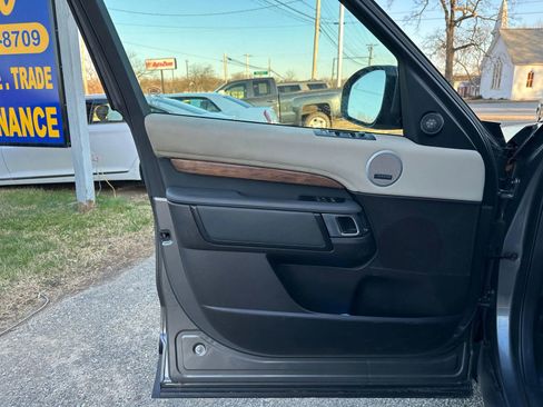 Used 2017 Land Rover Discovery HSE AWD/4WD image 41