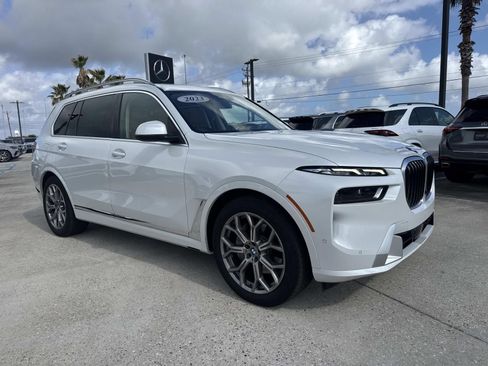 Used 2023 BMW X7 xDrive40i w/ Premium Package image 3