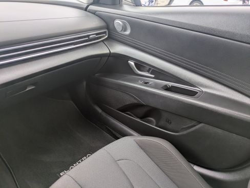 Used 2023 Hyundai Elantra SE FWD image 9