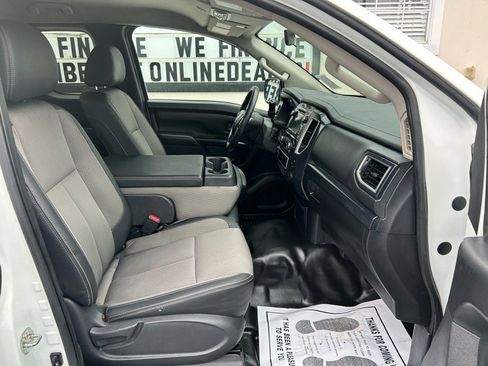 Used 2019 Nissan Titan S image 22