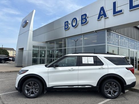 Used 2025 Ford Explorer Active w/ Active Comfort Package AWD/4WD image 2