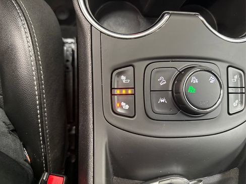 Used 2024 GMC Terrain SLT image 30