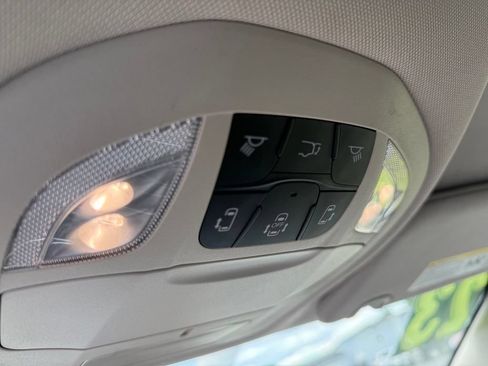 Used 2023 Chrysler Pacifica Touring-L FWD image 16