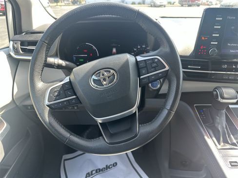 Used 2024 Toyota Sienna XLE image 11
