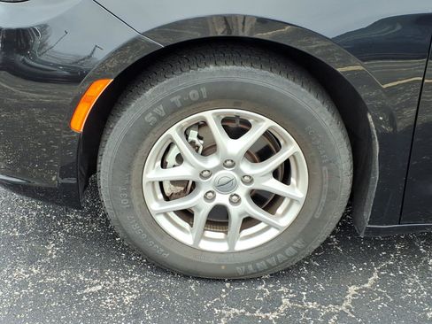 Used 2023 Chrysler Pacifica Touring-L FWD image 33