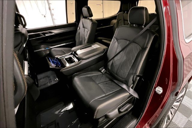 Used 2023 Jeep Grand Wagoneer Series III AWD/4WD image 25